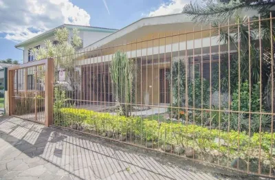 Casa ampla com pátio, edícula e terraço – Vila Ipiranga, Porto Alegre