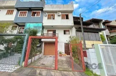 Casa em Porto Alegre, no bairro Ipanema, com 3 dormitório(s), e 3 banheiros, à v