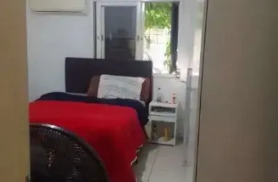 Casa em Porto Alegre, no bairro Guarujá, com 2 dormitório(s), e 2 banheiros, à v