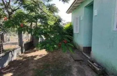 Casa em Porto Alegre, no bairro Guarujá, com 3 dormitório(s), e 3 banheiros, à v