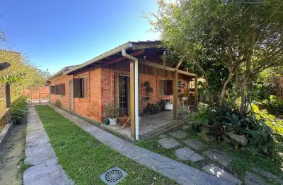 Imóvel com 4 dormitórios e casa auxiliar nos fundos do terreno