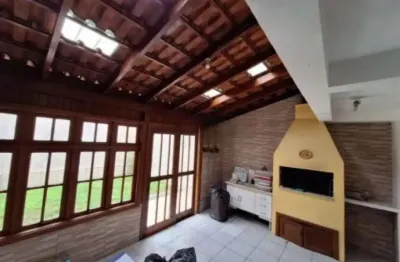 Casa semi mobiliada de 3 quartos, suíte, pátio, 2 vagas no bairro Serraria