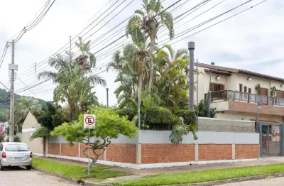 Casa térrea, 2 dormitórios, 1 suíte e 2 vagas no bairro Aberta dos Morros.