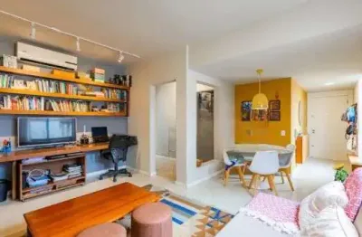Apartamento Reformado dois dormitórios com Suíte 81m², reformado, amplo living, cozinha grande, churrasqueira.