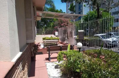 Apto 2 quartos com sacada e 2 banheiros no Menino Deus para locação.