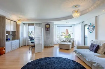 Cobertura com 3 Quartos, 1 suíte, 2 vagas e 211m² no Petrópolis.