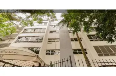 Espaçosa cobertura na rua mais charmosa do bairro Moinhos de Vento.