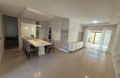 Linda casa em condomínio com três suítes na sapiranga