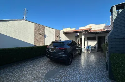 Linda casa a venda com três quartos porteira fechada no Castelão