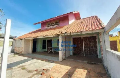 Imóvel com ótima estrutura, a apenas 150 metros do mar, em excelente localização, próximo a comércios e moradores fixos.