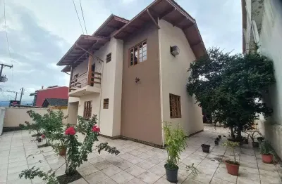 Casa com 4 quartos à venda na Rua Princesa Isabel, Forquilhinhas, São José
