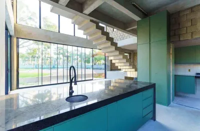 Casa moderna com estilo industrial e área gourmet – ampla, funcional e integrada à natureza