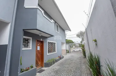 Buscando um lugar tranquilo com privacidade ótima localização. sobrado dentro de condominio fechado. no bairro fanny.