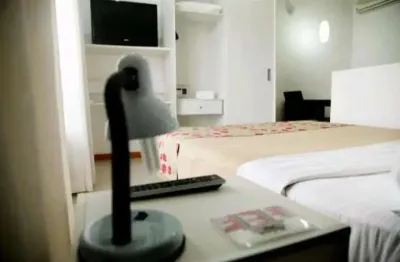 Flat a venda com piscina, recepção, armários, garagem elevadores no caminho das árvores!!!
