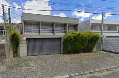 Ampla residência,  jardim social, muito sol, excelente vizinhança!