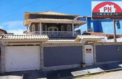 Linda e ampla casa colonial duplex com piscina à venda!