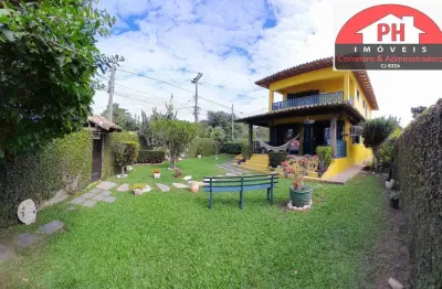 Encantadora casa duplex com piscina a 50 metros da lagoa