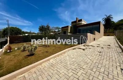 Casa 03 quartos, sendo 02 semi-suítes, piscina em condomínio fechado.