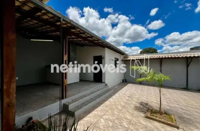 Casa linear, 04 quartos, sendo um 01 suíte, estilo colonial no bairro alvorada em contagem/mg.