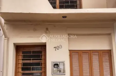 Casa em condomínio fechado com 2 quartos à venda na rua dezessete de junho, 700, menino deus, porto alegre, 83 m2 por r$ 319.520