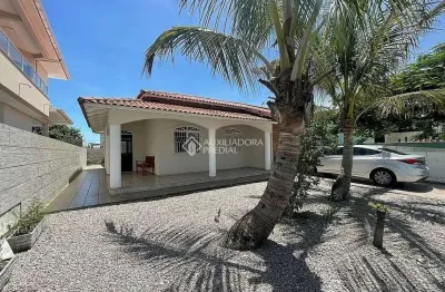 Casa com 4 quartos à venda na rua acarai, 555, praia do sonho, palhoça, 138 m2 por r$ 950.000