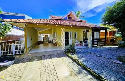 Casa com 3 quartos à venda na marcilio dias, 952, pinheira, palhoça, 185 m2 por r$ 845.000