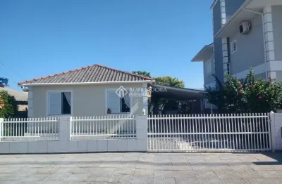 Casa com 3 quartos à venda na das flores, 5, enseada de brito, palhoça, 288 m2 por r$ 700.000