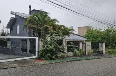 Casa com 3 quartos à venda na rua dos flamingos, 180, pedra branca, palhoça, 218 m2 por r$ 1.800.000