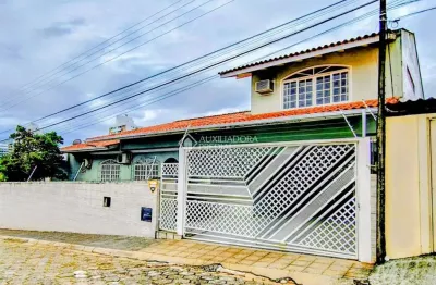 Casa com 3 quartos à venda na rua luiz gonzaga valente, 77, jardim atlântico, florianópolis, 268 m2 por r$ 1.200.000