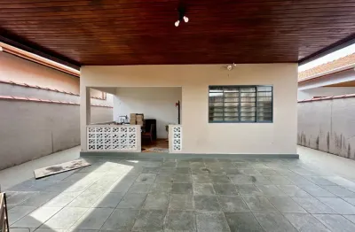 Excelente casa térrea reformada no centro de são bento do sapucaí!