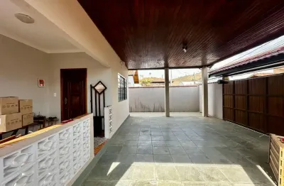 Excelente casa térrea reformada no centro de são bento do sapucaí!