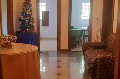 Vendo casa com duas lojas comerciais bairro cinquentenário / bh