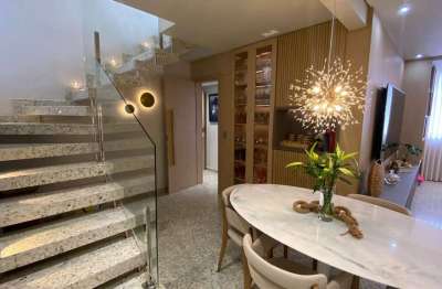 Cobertura de quatro quartos, suíte, closet, e duas vagas no Liberdade