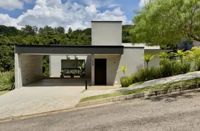 Linda Casa á venda em Condomínio em Atibaia , more em meio a natureza á apenas 05 minutos do Centro de Atibaia