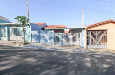 Casa com 2 quartos, mais um terceiro quarto reversível  2 banheiros à venda, na cidade de capela do alto interior de são paulo