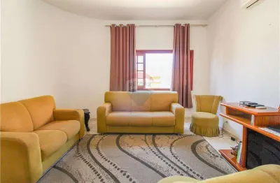 Linda casa a venda no centro de capela do alto- interior de são paulo, com 3 quartos e uma suíte.