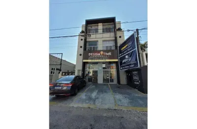 Prédio comercial para locação, contém 06 salas, 3 vagas de garagem e mais subsolo
