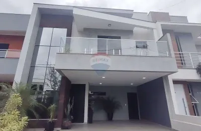 Sobrado com 3 quartos sendo 1 suíte, piscina, no condomínio terras de são francisco, estuda permuta.