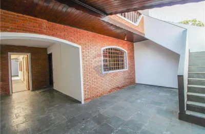 Casa com salão comercial anexo no piso superior para locação com 3 quartos + amplo salão