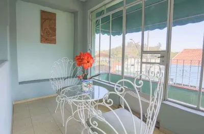 Vendo casa assobradada  com dois comércios oportunidade imperdível.