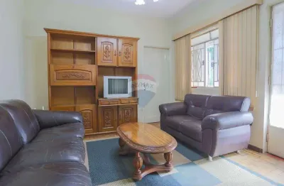 Vendo casa com 03 quartos e duas garagens mais duas lojas. Oportunidade!