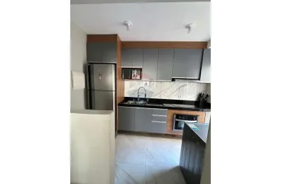 Apartamento térreo com quintal privativo e 2 vagas de garagem