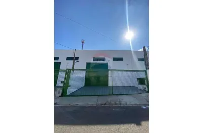 Galpão impecável com 200m² disponível para locação no Leocádia Sorocaba