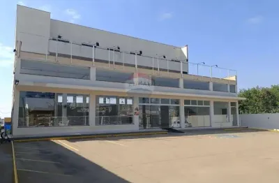 Prédio comercial com 1300m² de área construída em 3000m² de área total, elevador,  vagas para até 40 veículos, 10 banheiros