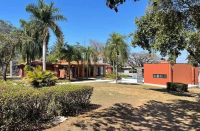 Casa térrea com 4 suítes, 650 m ² para locação no condomínio Chácara Santa Maria