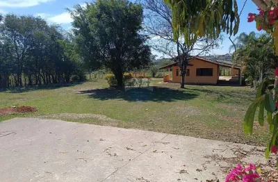 Alugo chácara em sorocaba com excelente localização,  2 dormitórios, sala, cozinha, área de serviço e 2 banheiros