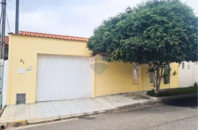 Casa Ampla e Aconchegante com Edícula e Excelente Iluminação Natural
