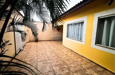 Casa ampla e aconchegante com edícula e excelente iluminação natural