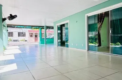 Triplex : imóvel com 5 vagas de veículos cobertas e  com piscina ! financia!