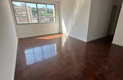 Oportunidade, apartamento com 2 quartos e vaga a 500 mestres da praia.
